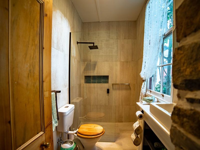 garden-room-bathroom-poets-cottage-1